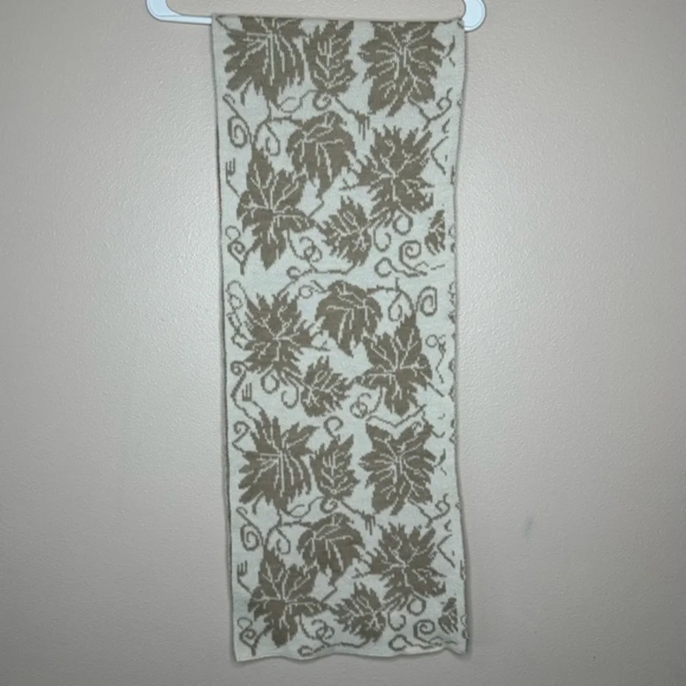 Isotoner‎ Women’s Knit leaf print wool blend reversible Scarf Multifunctional